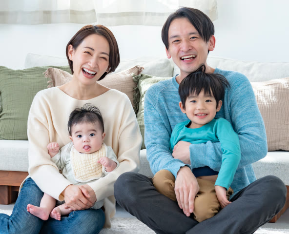 笑顔で過ごす家族