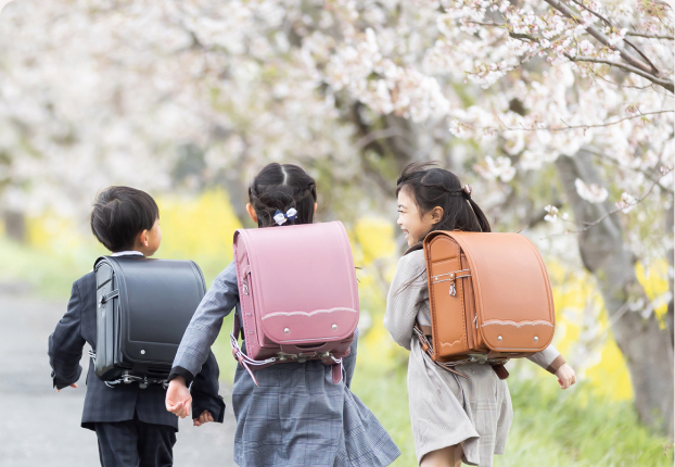 子どもの教育資金について考える家族